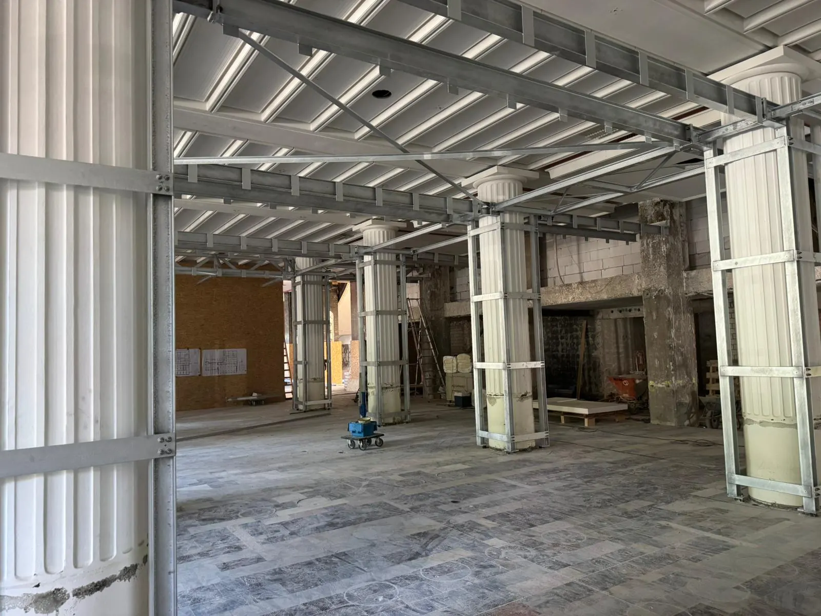 Neue Stahlträger über historischen Säulen bei der Altbausanierung in Magdeburg