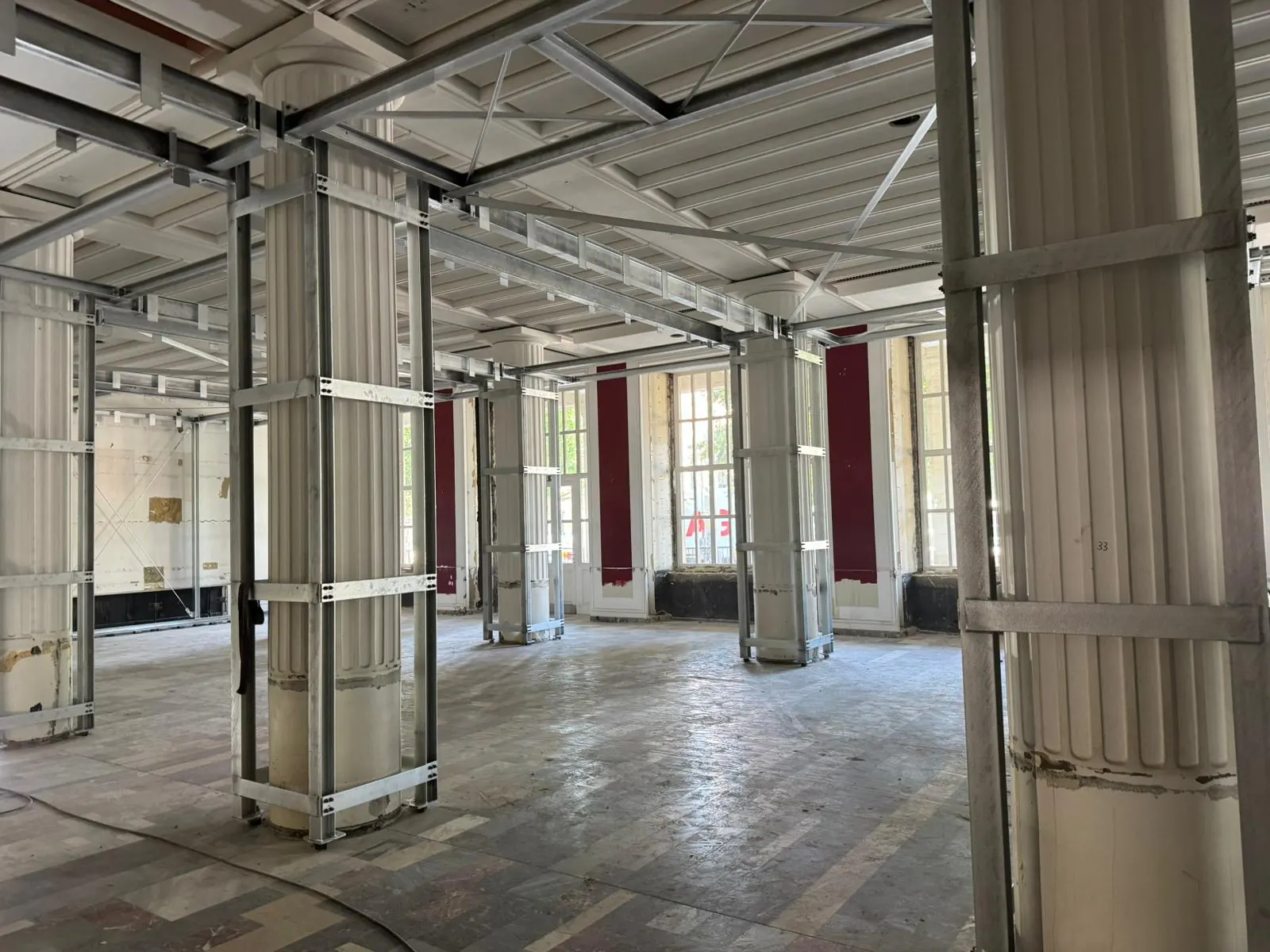 Stahlstützen und Träger im denkmalgeschützten Gebäude in Magdeburg
